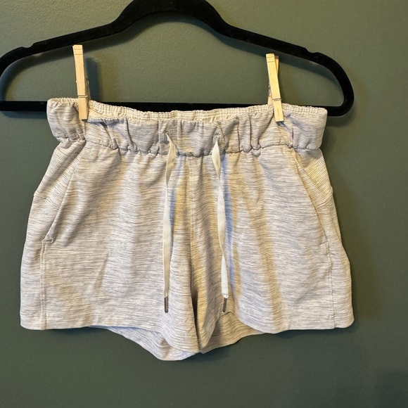 Lululemon On The Fly Short *2.5" Size 4 - Picture 4 of 7